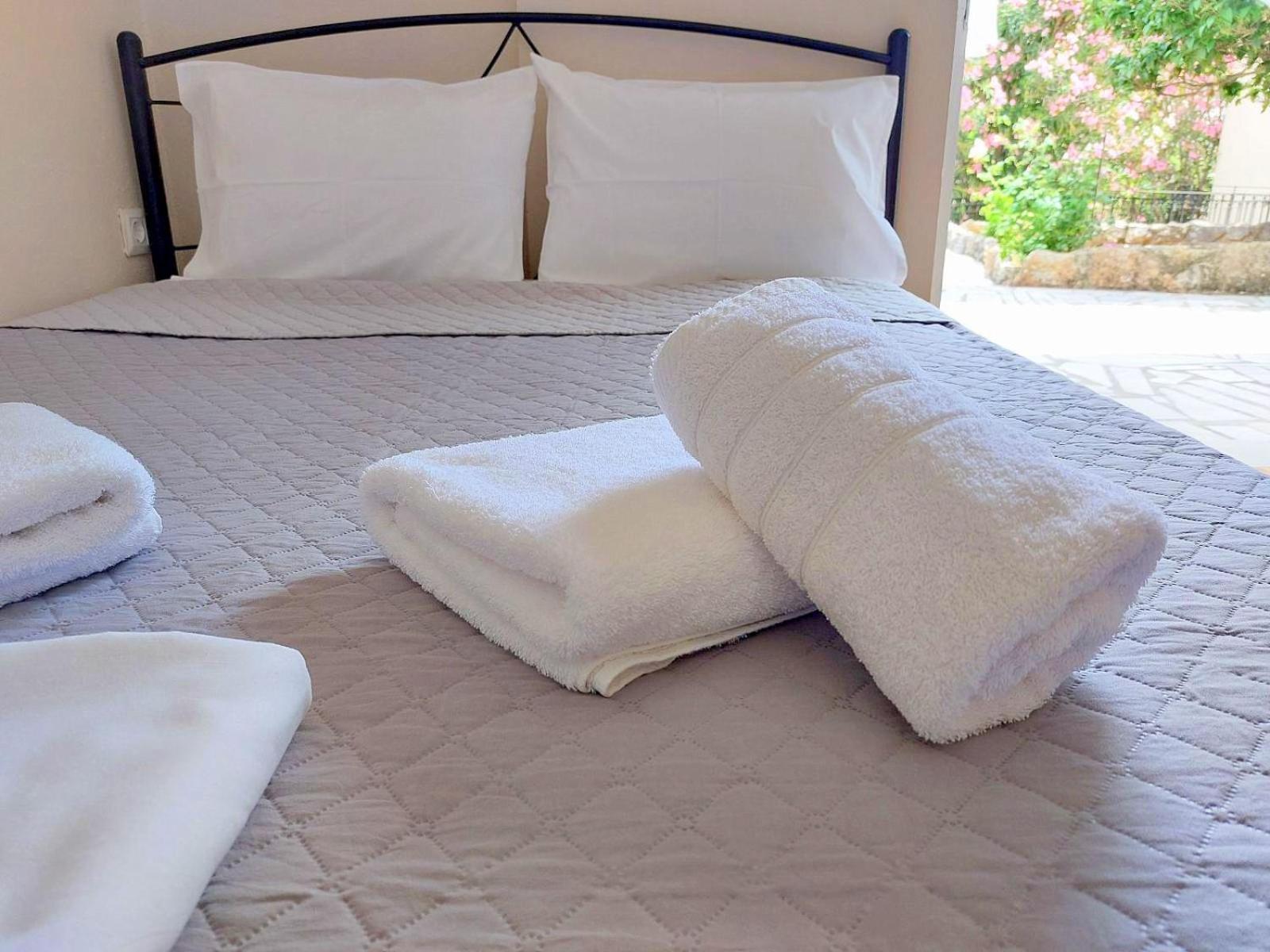 Estia Holiday Apartment & Studio Вати Екстериор снимка